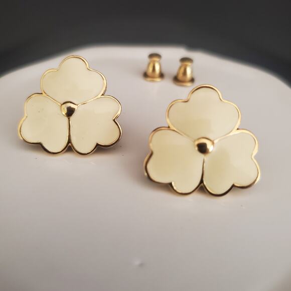 Vintage Monet Flower Earrings Gold Tone Cream Enamel 80's Signed Spring - Picture 1 of 7